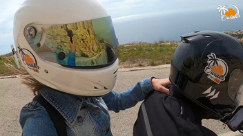 На природе сосет его болт