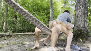 В  гамаке катает  телку и жарко  трахает