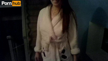 В подъезде получает в ротик и пизду