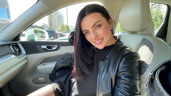 В  машине отсасывает его конец