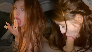 В  машине дарит его члену качественный  отсос