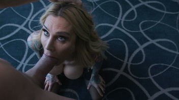 Сучка милфа Сара Джеси (Sarah Jessie) классно отсасывает