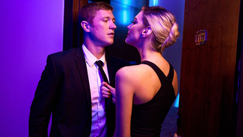 Шикарная блондинка трудится на хуе, Кенна Джеймс (Kenna James)