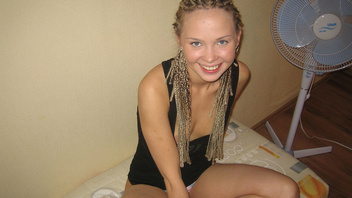 Молодка улыбается и круто трахается