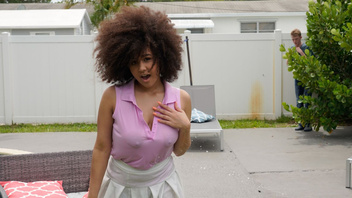 Кудрявая сисястая красавица Нина Диаз (Nina Diaz) жарится с  молодым