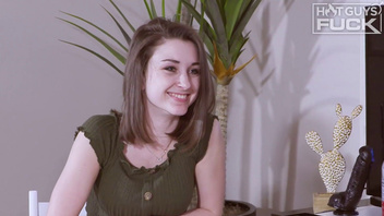 Пробует ее ротик и переднюю дырочку