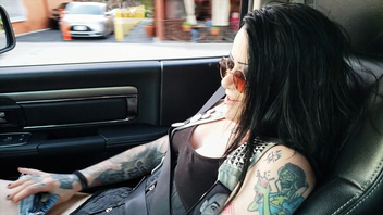 Татуированная сука сосет ему в машине, Мэллори (Mallory Maneater)