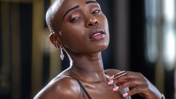 Белый трахается с лысой негритянкой