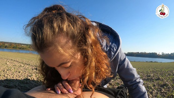 На  пляже делает его стояку крутой минет