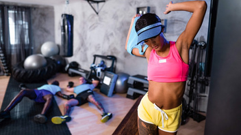 Красотка  худышка хочет сразу двух мужиков