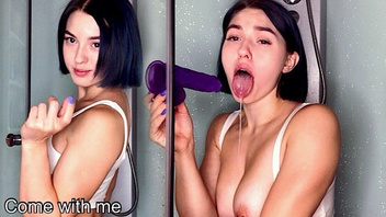 Русская  грудастая красотка подмывается и  развлекается