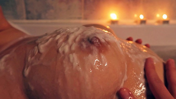 Ласкает  свои огромные  дойки