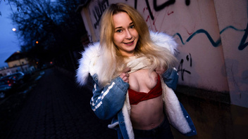 Рыжеволосая  девушка согласна  потрахаться