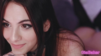 Милашка  Джиа (Gia Baker) резвится с вибратором в пилотке