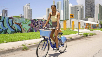 Чернокожая  пышногрудая баба мощно  прожарена