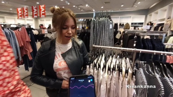 Русская изменщица сосет в  примерочной