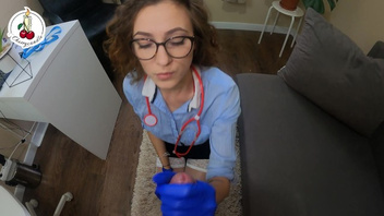 Телочка  доктор дрочит и сосет его хер