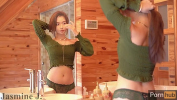 Моется  и сама ласкает свою  киску