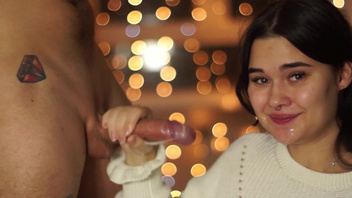 Отсос  члена возле герлянд, новогодний  минет