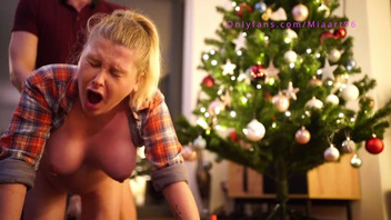 Беременная телка получает у елки, праздничная ебля пары