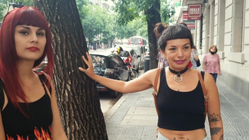 Пузатый  дядька снимает шлюшек