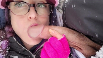 Снежный минет, сука отсасывает зимой на улице