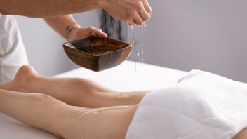 Массажирует девочку и потом трахает