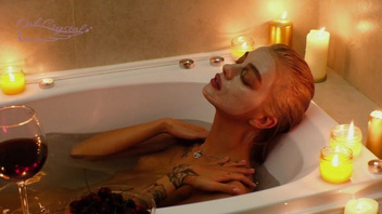 Приняла  ванну и сделала мужику  отсос