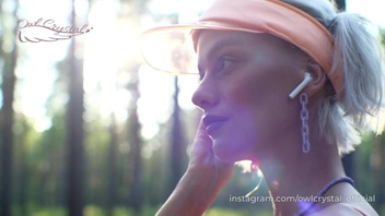 На  природе милашка сосет хрен