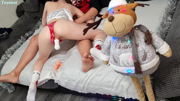 Телка  шалунья любит игрушки