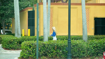 Полирует  концом блондинистую девку