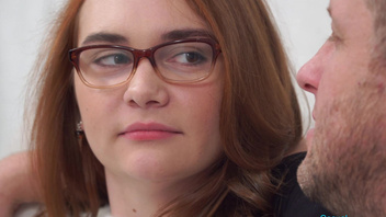 Жестко  долбятся, по пизде и ротику