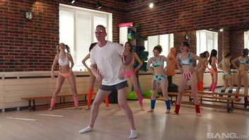 Мужик  чпокает группу телочек