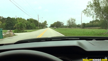 Развел  грудастую на поебаться