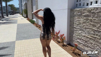 Брюнетка  с огромными дойками отсосала хер