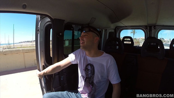 В  машине поимел пышногрудую жопастую  самку