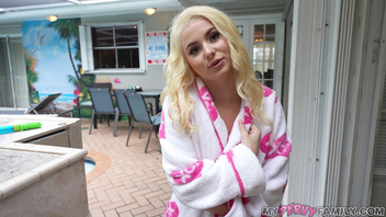 Худышка милашка Ариа (Aria Banks) принимает на дырки