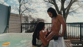 В ванной дерет свою сучку