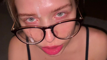 Девочка  в очках отлично отсасывает