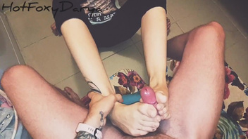 Ногами  дрочит мужику  конец