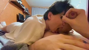 Сучка  сосет любимому  и лижет ему  яйца