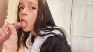 Горничная отсасывает и  ебенится