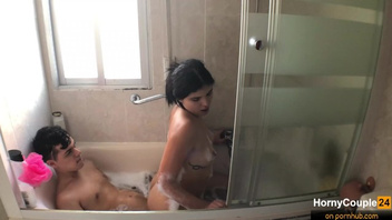 Принимаю  ванную со сводной сестрой