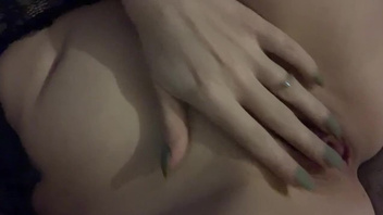 Пальцами  играет со своей  киской