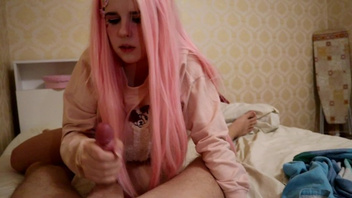 Дает девушке сосать конец