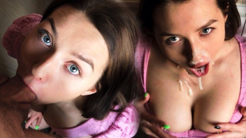 Дает  сосать девке с отличными дойками