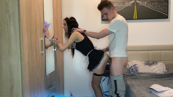 Устроил  прожарку для сучки  горничной