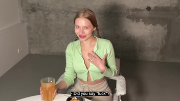 Улыбчивая  молодка сладко сосет хер