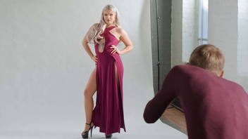 Модель блондиночку  имеет фотограф