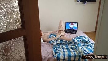 Ловит сводную сестру  за дрочкой и имеет